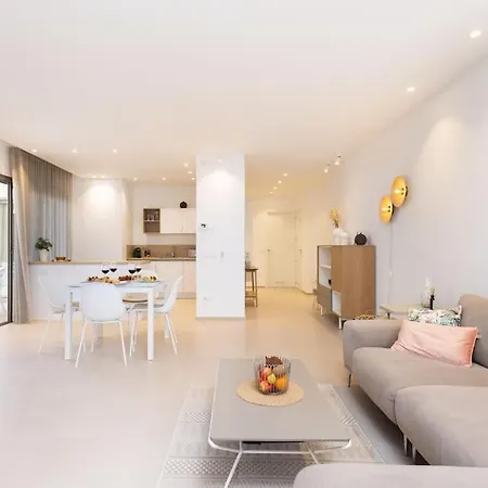 Garden Serenity Retreat And Workspace With Heated Pools And Gym Lägenhet