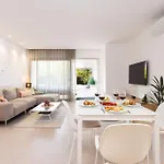 Apartamento Garden Serenity Retreat And Workspace With Heated Pools And Gym
