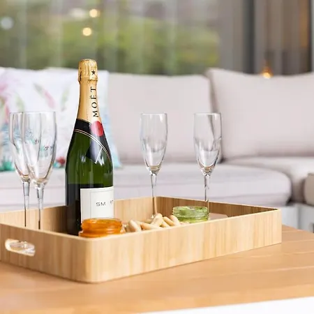 아파트 Garden Serenity Retreat And Workspace With Heated Pools And Gym