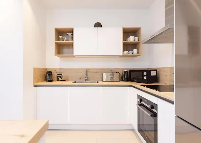 Garden Serenity Retreat And Workspace With Heated Pools And Gym 아파트 팔름-마르