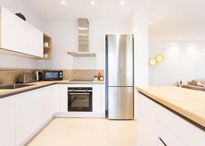 Garden Serenity Retreat And Workspace With Heated Pools And Gym 아파트